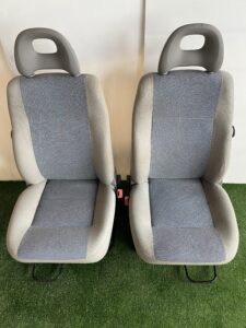 Sedili anteriori e posteriori Fiat Seicento/600. Stato molto buono presentano 2 piccoli fori da sigaretta. Spedizione gratuita in tutta Italia.