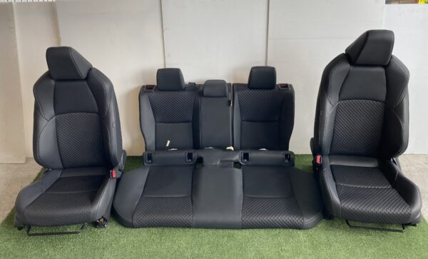 SEDILI/INTERNO IN PELLE E TESSUTO TOYOTA YARIS IBRIDA 2021 KM 24.450