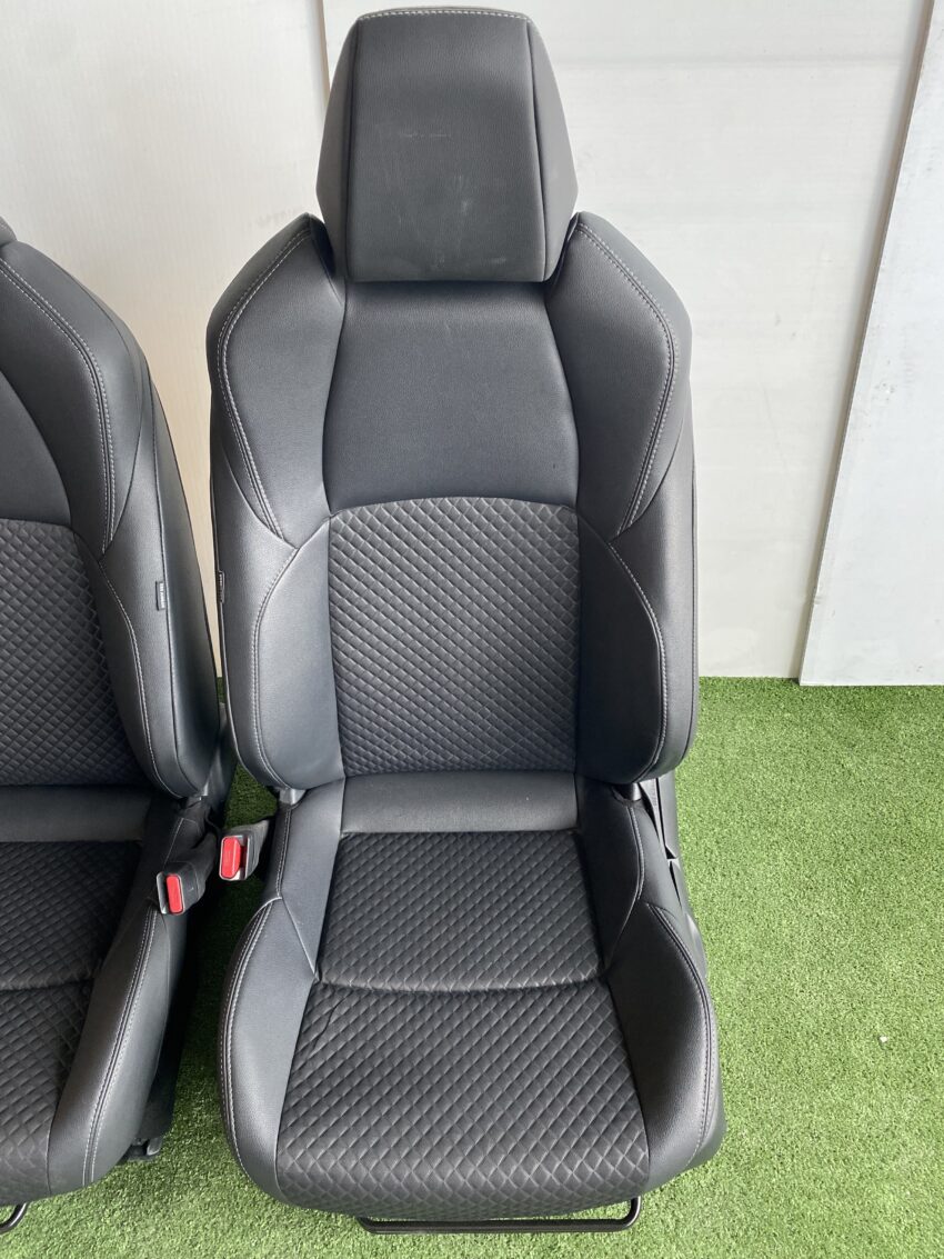 SEDILI/INTERNO IN PELLE E TESSUTO TOYOTA YARIS IBRIDA 2021 KM 24.450 - immagine 4