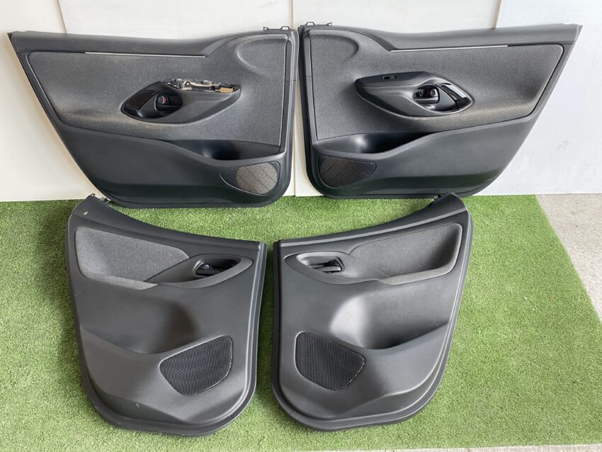 SEDILI/INTERNO IN PELLE E TESSUTO TOYOTA YARIS IBRIDA 2021 KM 24.450 - immagine 10