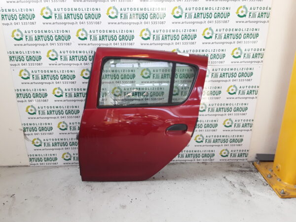 PORTA POSTERIORE DACIA SANDERO 2A SERIE 2013 ROSSO COD.821017625R. SPEDIZIONE GRATUITA IN TUTTA ITALIA.