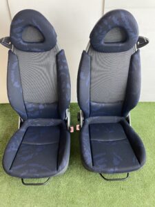 Sedili anteriori Smart 450, colore blu, piccolissimo buchetto per il resto in perfette condizioni. Spedizione gratuita in tutta Italia.