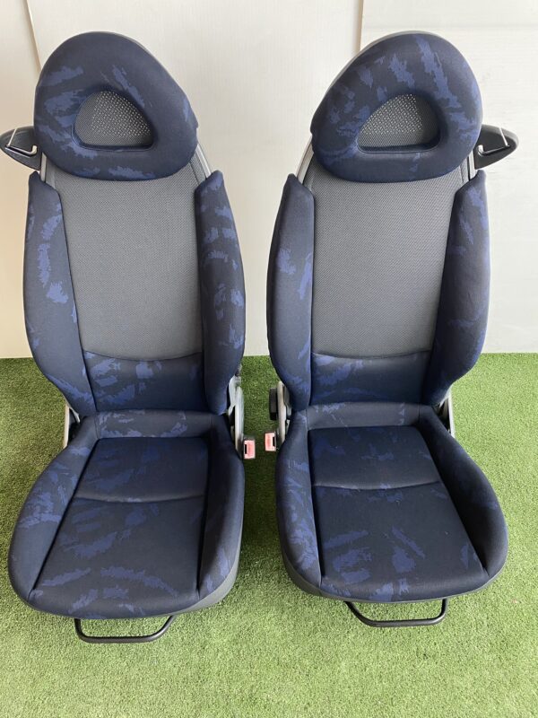Sedili anteriori Smart 450, colore blu, piccolissimo buchetto per il resto in perfette condizioni. Spedizione gratuita in tutta Italia.