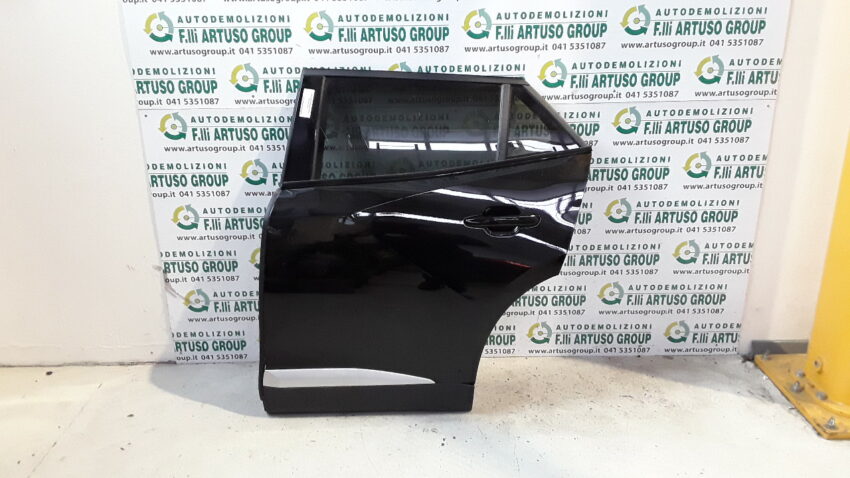 PORTA POSTERIORE SINISTRA PEUGEOT 2008 (11/19>) ANNO 28/06/2022 COLORE NERO. SPEDIZIONE GRATUITA IN TUTTA ITALIA.