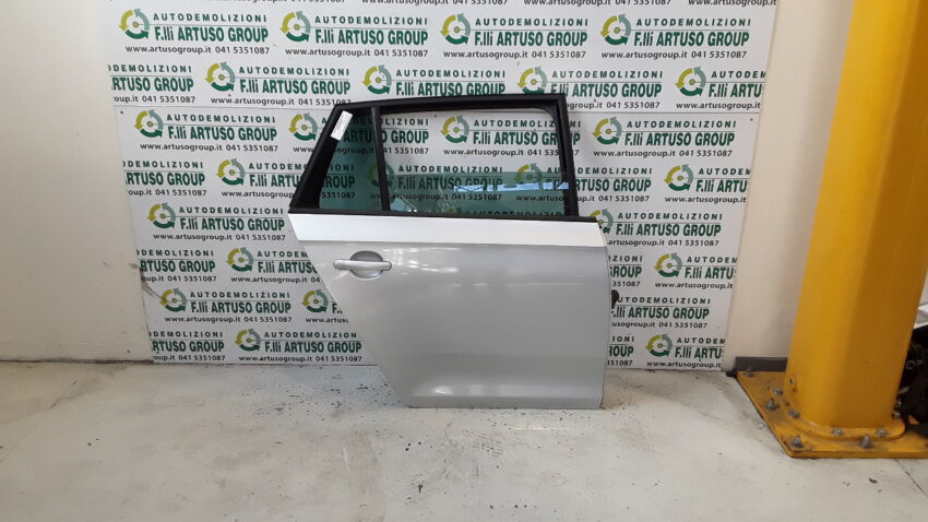 PORTA POSTERIORE SINISTRA SKODA RAPID SPACEBACK SW (09/13>) ANNO 08/03/2017 COLORE GRIGIO. SPEDIZIONE GRATUITA IN TUTTA ITALIA.