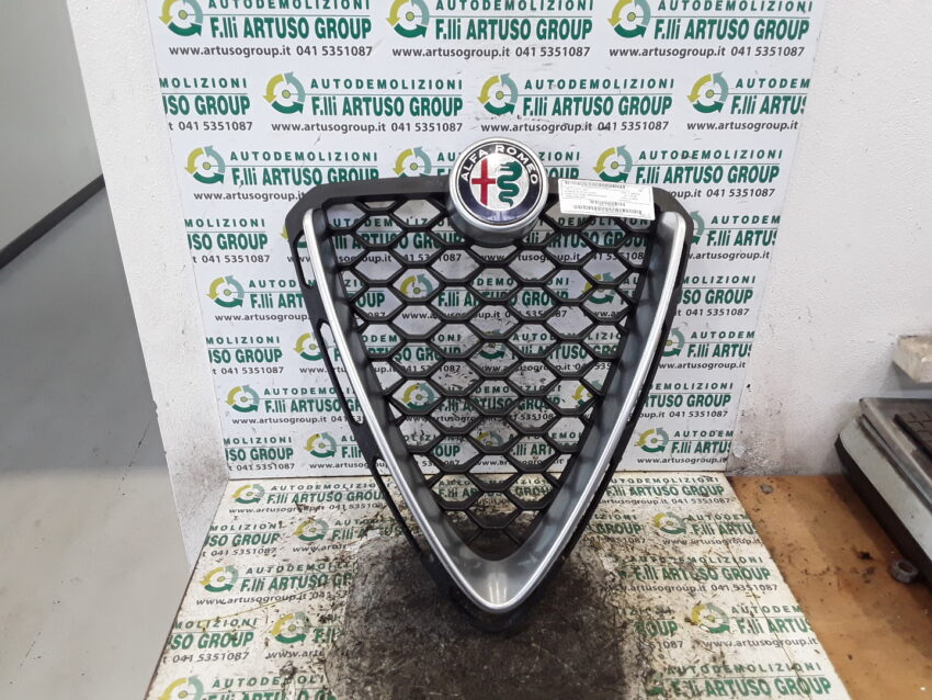GRIGLIA ANTERIORE E SIGLE ALFA ROMEO STELVIO CON STEMMA 156144237