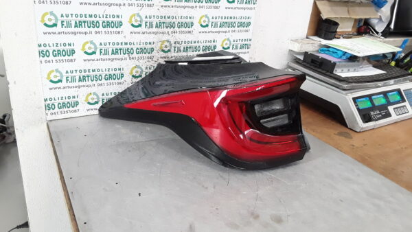 FANALE POSTERIORE SINISTRO LED TOYOTA YARIS HYBRID (02/20>) COD. 81561K0040 . SPEDIZIONE GRATUITA IN TUTTA ITALIA