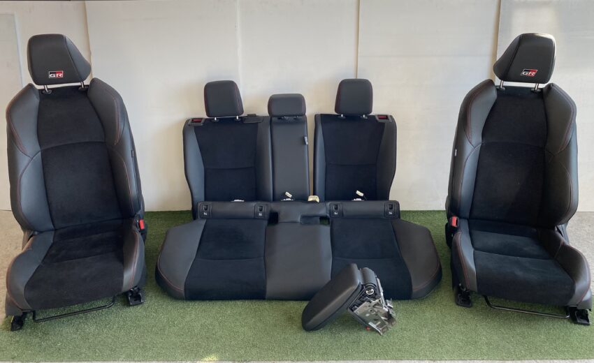 SEDILI/INTERNO TOYOTA YARIS CROSS GR SPORT hybrid con cuciture rosse 05/21> Km 30.164