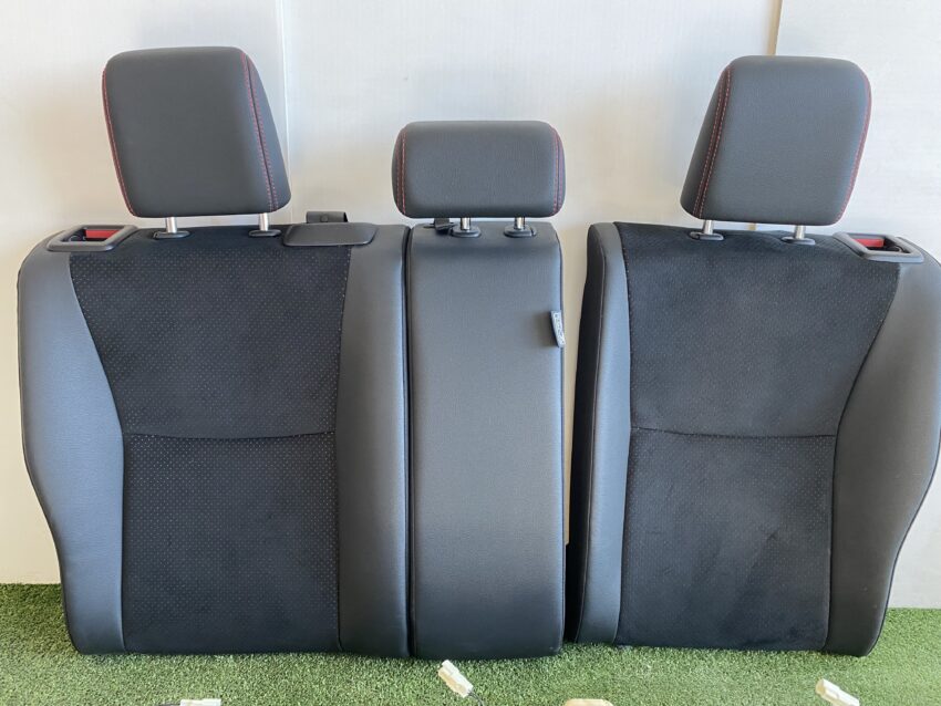 SEDILI/INTERNO TOYOTA YARIS CROSS GR SPORT hybrid con cuciture rosse 05/21> Km 30.164 - immagine 14