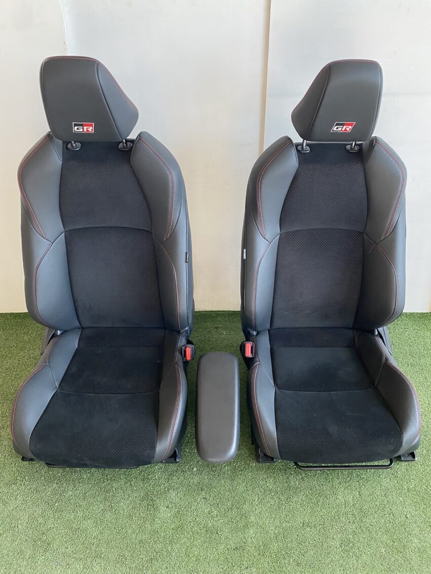SEDILI/INTERNO TOYOTA YARIS CROSS GR SPORT hybrid con cuciture rosse 05/21> Km 30.164 - immagine 2