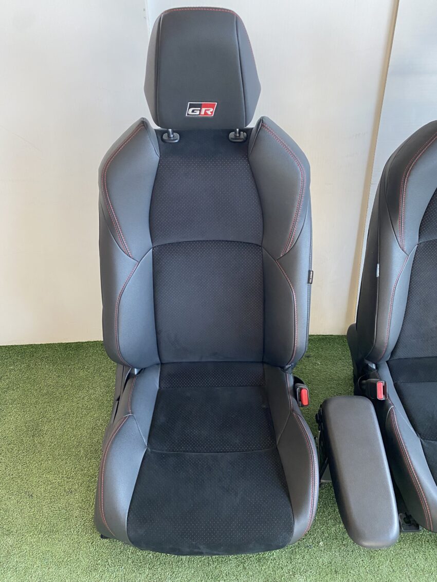 SEDILI/INTERNO TOYOTA YARIS CROSS GR SPORT hybrid con cuciture rosse 05/21> Km 30.164 - immagine 3