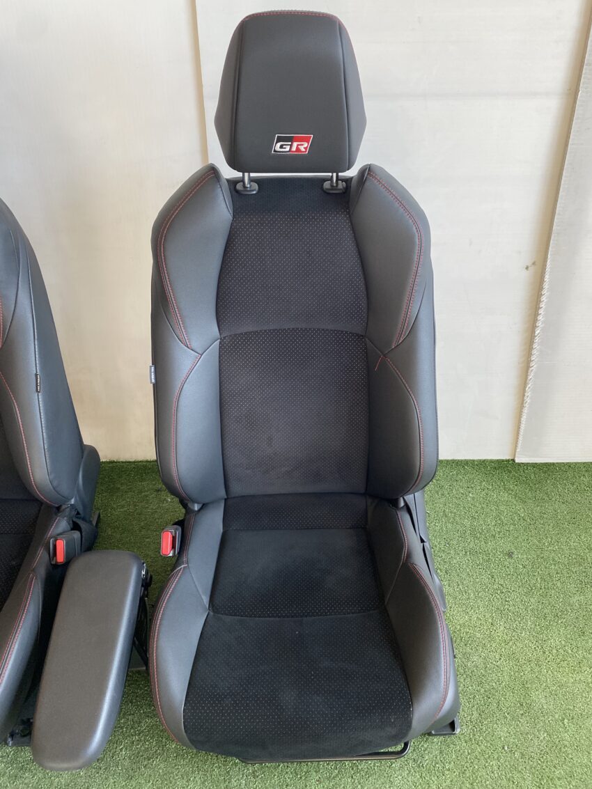 SEDILI/INTERNO TOYOTA YARIS CROSS GR SPORT hybrid con cuciture rosse 05/21> Km 30.164 - immagine 4
