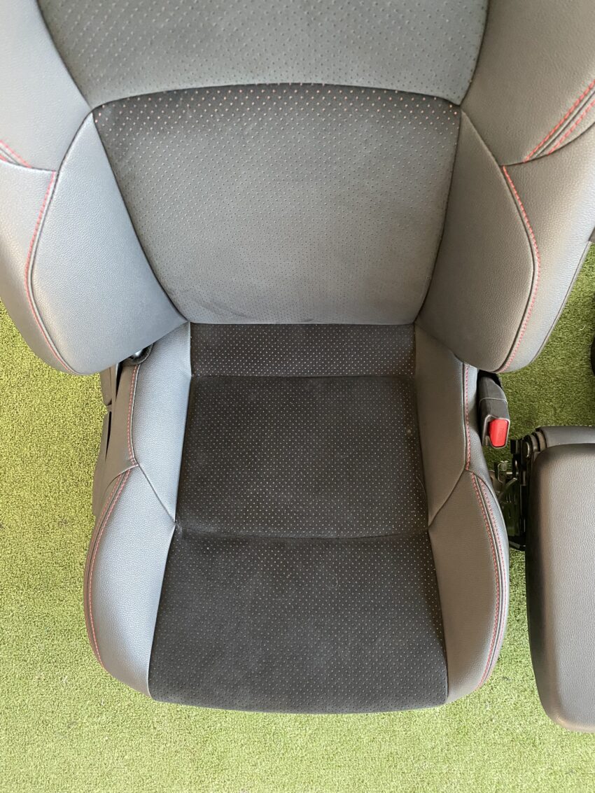 SEDILI/INTERNO TOYOTA YARIS CROSS GR SPORT hybrid con cuciture rosse 05/21> Km 30.164 - immagine 5