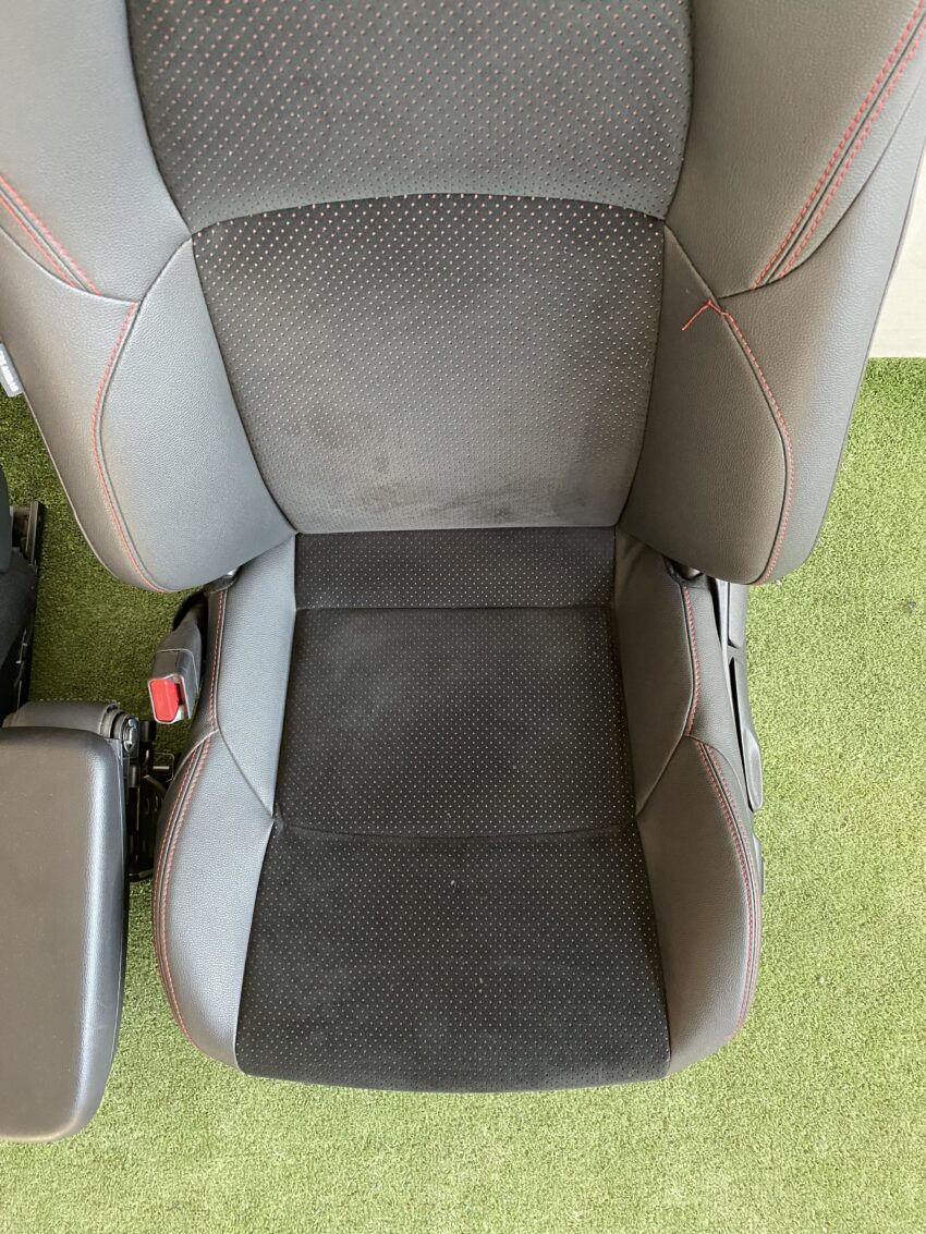 SEDILI/INTERNO TOYOTA YARIS CROSS GR SPORT hybrid con cuciture rosse 05/21> Km 30.164 - immagine 6