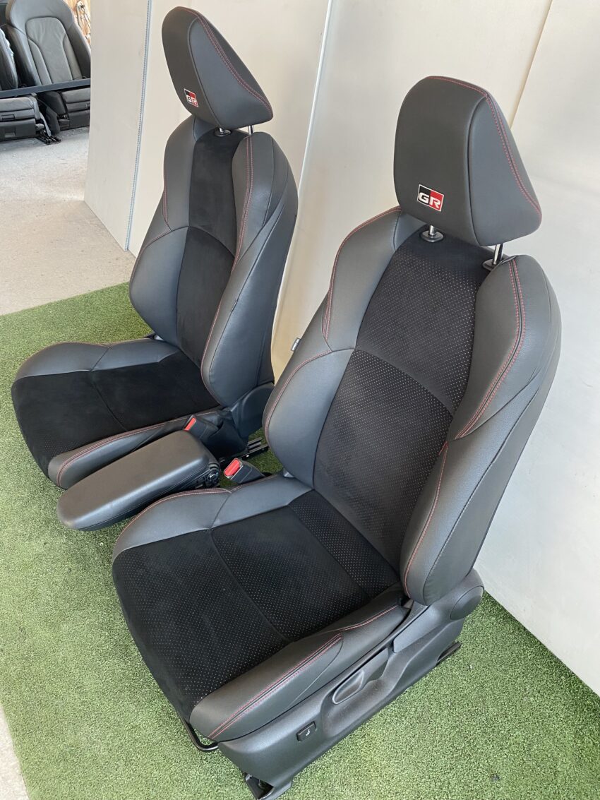 SEDILI/INTERNO TOYOTA YARIS CROSS GR SPORT hybrid con cuciture rosse 05/21> Km 30.164 - immagine 7