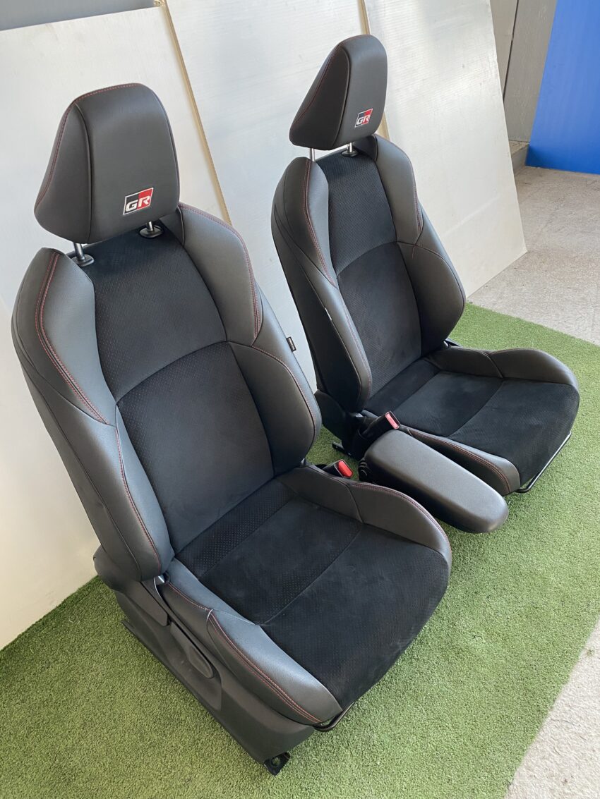 SEDILI/INTERNO TOYOTA YARIS CROSS GR SPORT hybrid con cuciture rosse 05/21> Km 30.164 - immagine 8