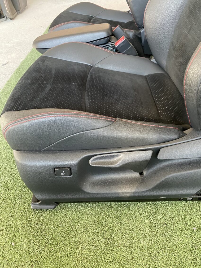 SEDILI/INTERNO TOYOTA YARIS CROSS GR SPORT hybrid con cuciture rosse 05/21> Km 30.164 - immagine 9