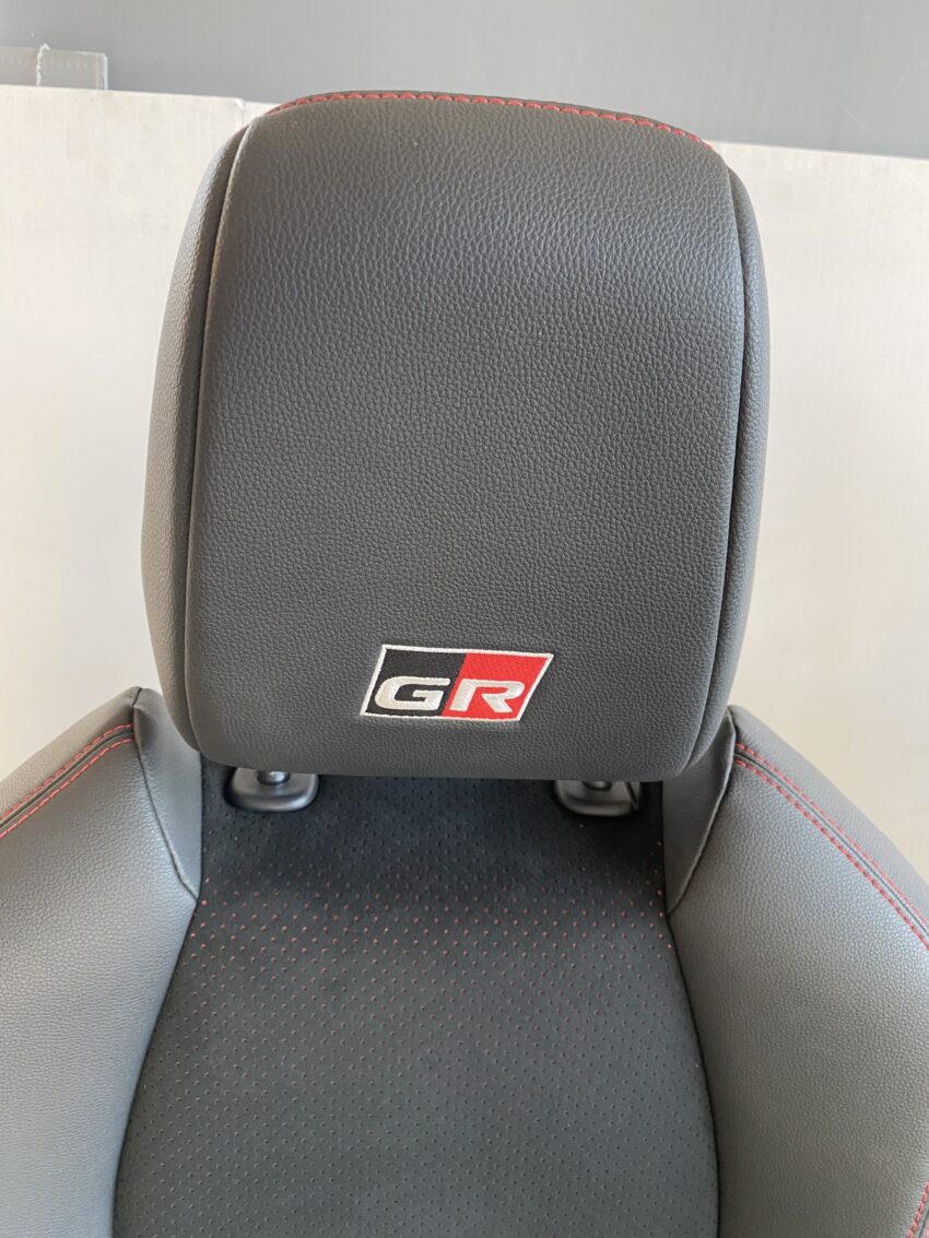 SEDILI/INTERNO TOYOTA YARIS CROSS GR SPORT hybrid con cuciture rosse 05/21> Km 30.164 - immagine 10
