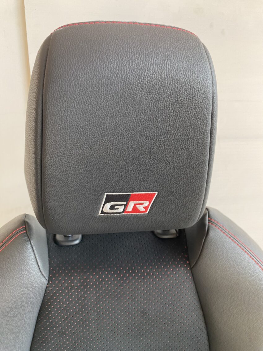 SEDILI/INTERNO TOYOTA YARIS CROSS GR SPORT hybrid con cuciture rosse 05/21> Km 30.164 - immagine 11